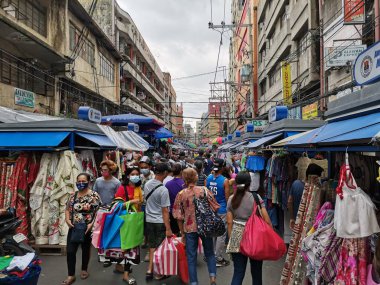 Divisoria, Manila, Filipinler - Ocak 2021: Ilaya Caddesi 'nde hareketli bir manzara, dükkanlarla dolu yaya yolu.