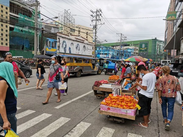 菲律宾马尼拉Divisoria 2021年1月 Recto大道沿线典型的行人 吉普车和人行道摊贩场景 — 图库照片