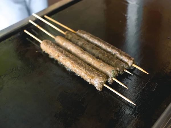 Dunne Lange Biefstuk Kebab Stokjes Gekookt Een Grote Platte Gasbakplaat — Stockfoto