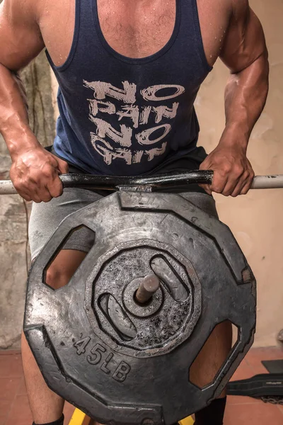 Homem Musculoso Grande Não Identificado Faz Filas Bar Ginásio Algumas — Fotografia de Stock