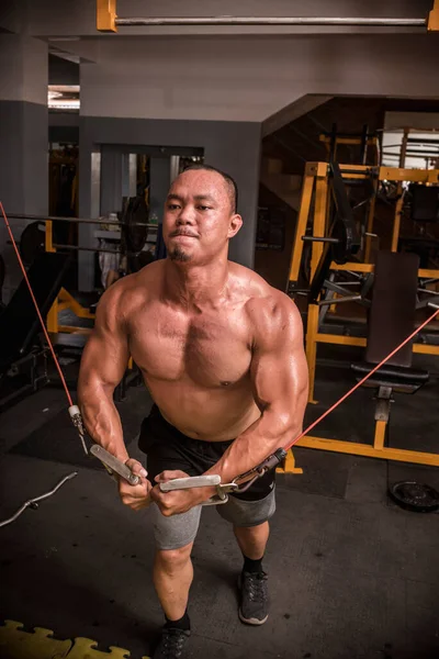 Hombre Asiático Musculoso Aprieta Sus Músculos Pectorales Bloquea Los Brazos —  Fotos de Stock