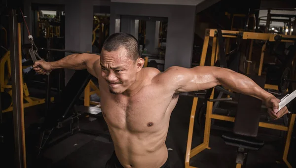 Muscular Áspero Ásia Homem Fazendo Intenso Treino Cabo Crossovers Peito — Fotografia de Stock