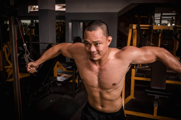 Poważny Zdeterminowany Filipińczyk Robi Zwrotnice Kabli Ćwiczenia Mięśni Piersiowych — Zdjęcie stockowe