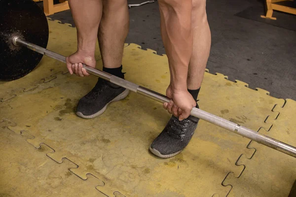 Fazendo Deadlifts Barbell Com Supinated Underhand Grip Num Chão Borracha — Fotografia de Stock