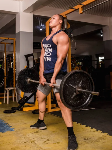 Ein Großer Und Muskulöser Asiatischer Mann Macht Sumo Kreuzheben Einem — Stockfoto