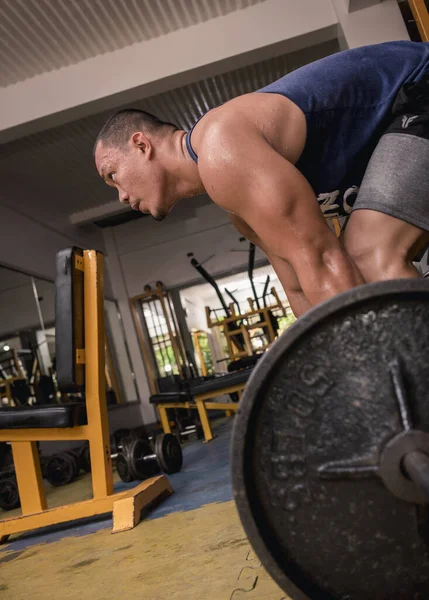 Buff Atlético Asiático Hombre Prepara Para Hacer Estándar Barbell Deadlifts —  Fotos de Stock