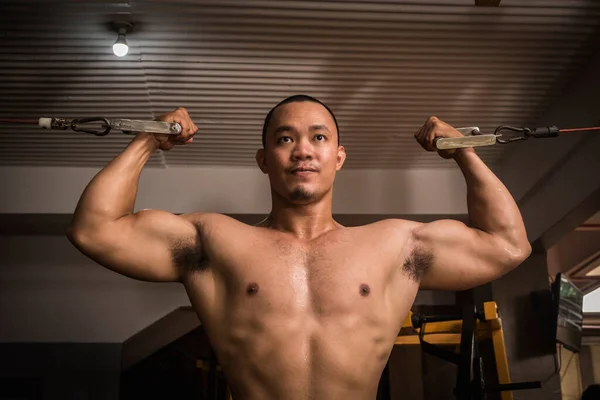 Ένας Δυνατός Ασιάτης Κάνει Μπούκλες Διπλό Μπράτσο Στο Γυμναστήριο Άσκηση — Φωτογραφία Αρχείου