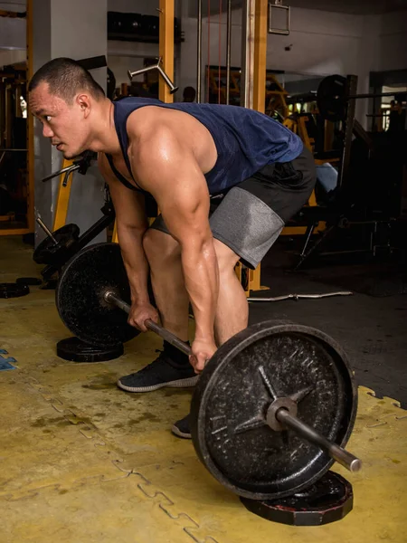 Homem Asiático Grande Musculoso Bloqueia Deadlifts Barbell Elevado Chão Com — Fotografia de Stock