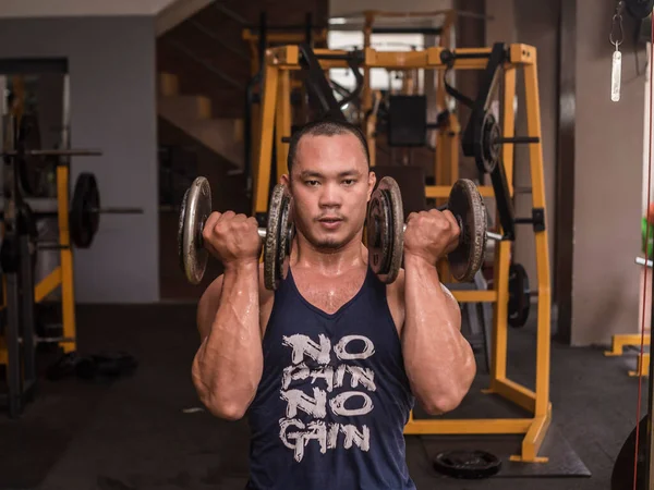 Homem Asiático Musculoso Musculoso Treina Deltóides Anteriores Ginásio Exemplo Prensas — Fotografia de Stock