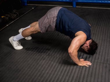Formda ve atletik bir Asyalı spor salonunda şınav çeker. HIIT ya da jimnastik