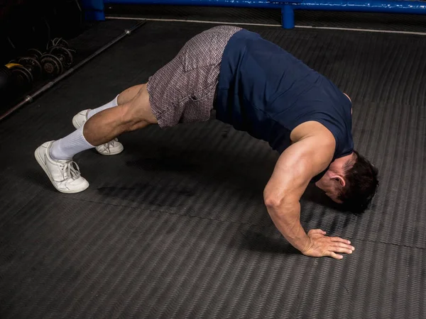 Formda ve atletik bir Asyalı spor salonunda şınav çeker. HIIT ya da jimnastik