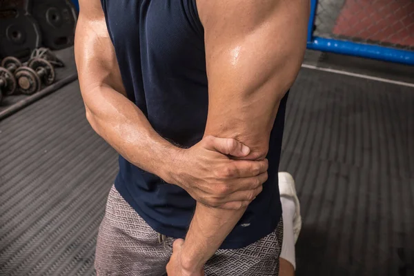 肘関節の損傷 横Epicondylitis または痛みや不快感のために彼の肘をつかむ男 — ストック写真