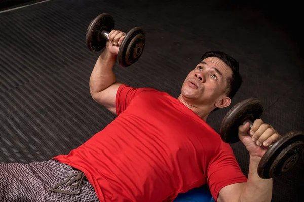 Fit Athletic Asian Guy Does Dumbbell Presses Stability Ball Chest — Stock Photo, Image