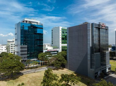 Alabang, Muntinlupa, Metro Manila Filipinleri - Madrigal Business Park 'ta orta katlı ofis binaları, güneyde küçük bir ticaret bölgesi.