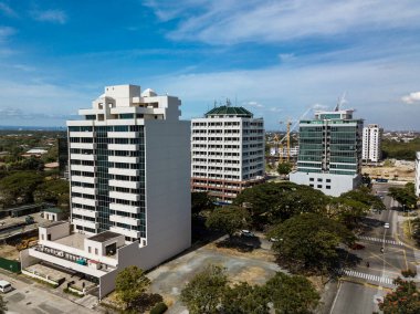 Alabang, Muntinlupa, Filipinler- Madrigal İş Parkı 'ndaki gökdelenlerin arkasında Las Pinas görünüyor