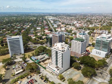 Alabang, Muntinlupa, Filipinler- Madrigal Business Park Havalimanı, ve daha da gerisinde, Ayala Alabang Village ve TS Cruz alt bölümü.