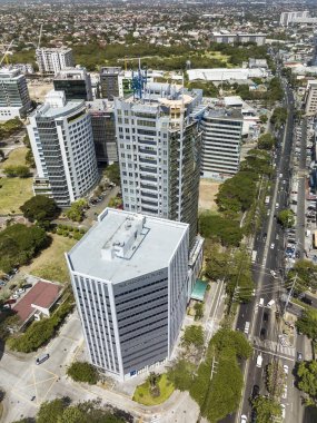 Alabang, Muntinlupa, Filipinler- Madrigal İş Parkı ve Alabang-Zapote Yolu.