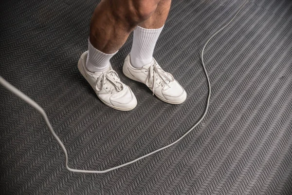 Uma Corda Salto Encontra Chão Com Dois Pés Visíveis Sapatos — Fotografia de Stock