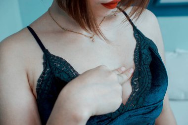 Kimliği belirsiz bir kadın odasında şişlik ya da kist belirtileri için göğsüne dokunuyor. Göğüs kanseri korkusu, Mastitis veya diğer hastalıklar.