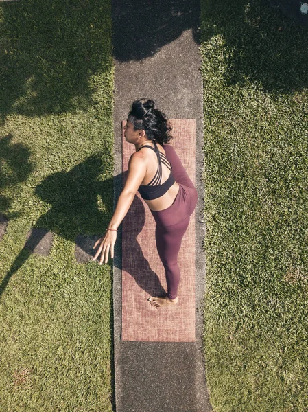 Vista Superior Una Mujer Asiática Practicando Una Pose Triangular Utthita — Foto de Stock