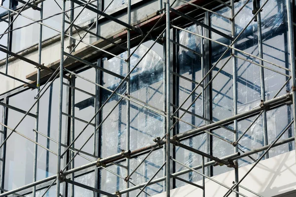 Primer Plano Fachada Edificio Oficinas Casi Completo Con Andamios Acero — Foto de Stock