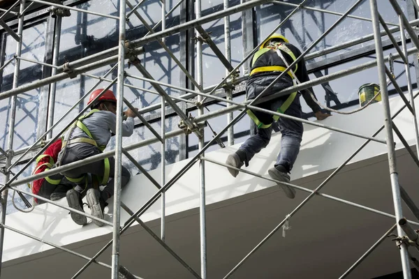 Bauarbeiter Auf Einem Gerüst Bei Den Letzten Ausbauarbeiten Maler Und — Stockfoto