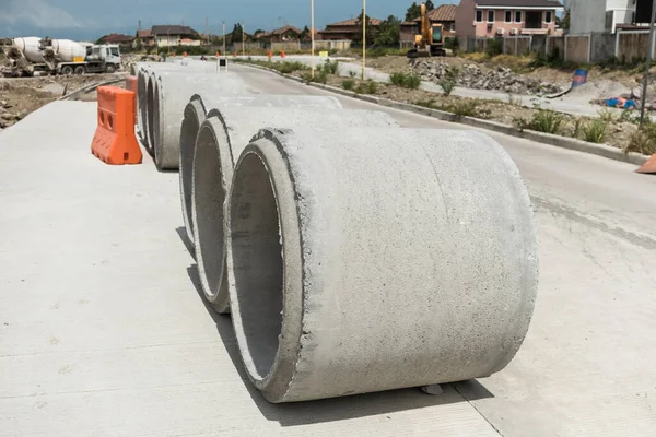 Duże Prefabrykowane Odcinki Rur Betonowych Przygotowane Drodze Dla Projektu Kanalizacji — Zdjęcie stockowe