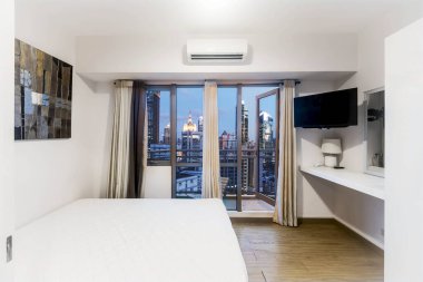 Akşamları Şangay şehir merkezi manzaralı modern yatak odası. Apartman dairesi ya da uygun fiyatlı otel konaklama.