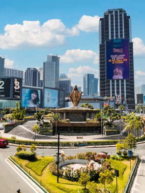 Metro Manila, Filipinler - Nisan 2021: EDSA Tapınağı, Robinsons Galleria Kompleksi ve Ortigas Merkezi.