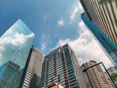 Ortigas Center, Metro Manila, Filipinler CBD 'deki yükselen ofis gökdelenlerine bakıyor..