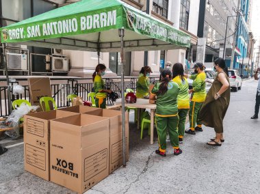 Ortigas Center, Metro Manila, Filipinler - Nisan 2021: Plastik kutular ve diğer geri dönüşümlü atıklar için bir indirme noktası. Kentteki Bayanihan Atık Yönetim Programı.