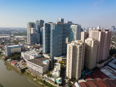Eastwood Şehri 'nin ve Marikina Nehri' nin havalimanı. Kuzey Metro Manila şehir merkezi ve ufuk çizgisi.