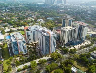 Pasig, Metro Manila, Filipinler - Nisan 2021: Tıp Şehri Havacılığı, büyük bir hastane kompleksi.