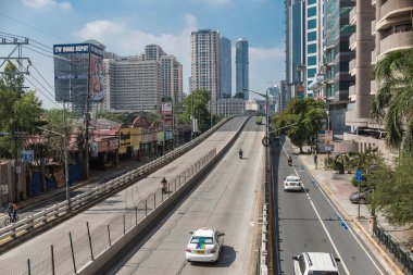 Pasig, Metro Manila, Filipinler - Nisan 2021: Meralco Avenue, Ortigas Center 'da bir üstgeçit boyunca daha az yoğun bir gün.