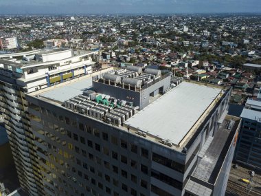 Quezon City, Metro Manila, Filipinler- VRF HVAC ve su depolama tanklarını gösteren bir ofis binasının çatı güvertesi.