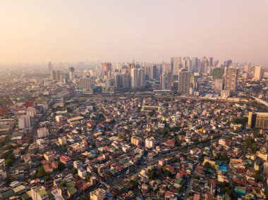 Metro Manila, Filipinler - Öğleden sonra hava durumu, Kuzey Makati, Mandaluyong ve Ortigas şehir manzarası.