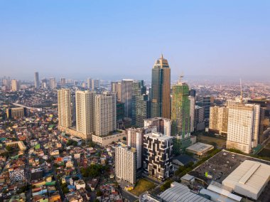 Bonifacio Global City, Taguig, Metro Manila, Filipinler - Bonifacio silueti, ofis kuleleri, 5 yıldızlı oteller ve lüks apartmanlar. Etrafı daha küçük binalarla çevrili..