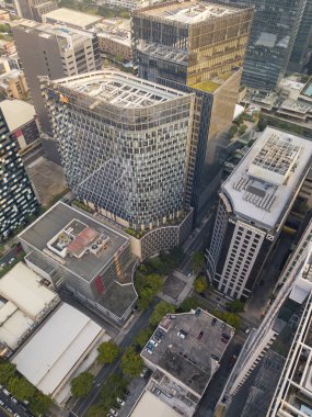 Metro Manila, Filipinler- Bonifacio Global City 'deki modern ofis kulelerinin kuş bakışı görüntüsü.