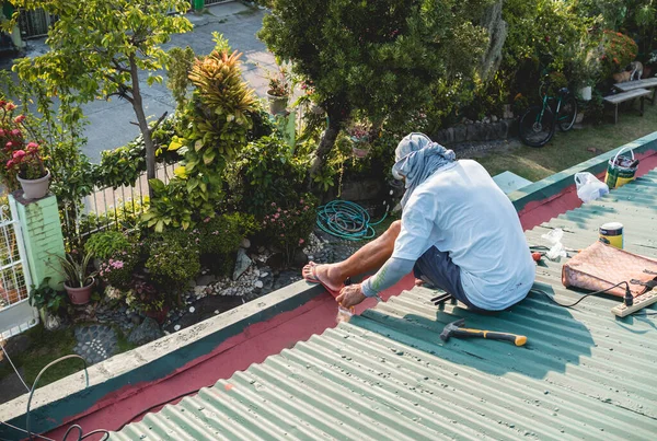 Unidentified Asian Man Does Some Repairs Gutter Roof — Stock Photo, Image