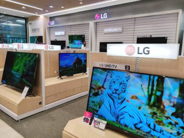 Metro Manila, Filipinler - Mayıs 2021: LG LED televizyonlar yerel bir mağazada veya bir mağazada satışa sunuldu. LG Güney Kore markasıdır.