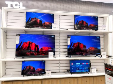 Metro Manila, Filipinler - Mayıs 2021: TCL LED TV 'ler yerel bir mağazada veya bir mağazada satışa sunuldu. TCL bir Çin markasıdır.