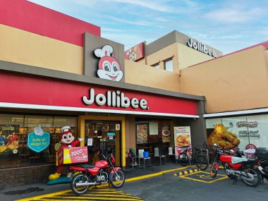 Las Pinas, Metro Manila, Filipinler - Mayıs 2021: Ülkede popüler bir fast food zinciri olan Jollibee şubesinin vitrini.