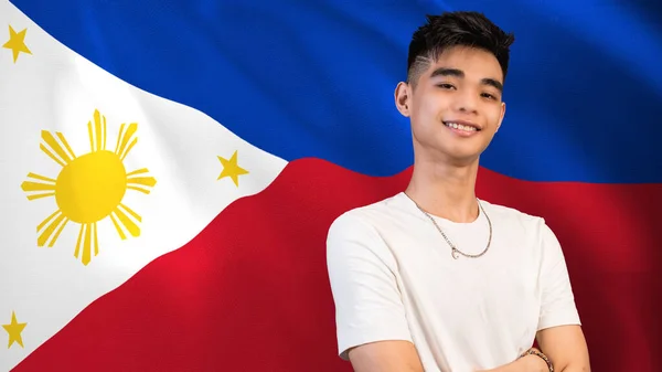 Orgulloso Patriótico Joven Filipino Frente Una Bandera Filipina Ondeando —  Fotos de Stock