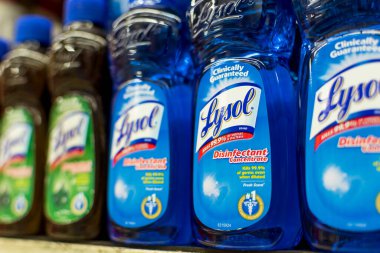 Manila, Filipinler - Lysol dezenfektan satılık, süpermarkette bir koridorda sergileniyor.