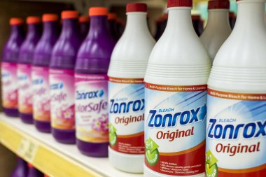 Manila, Filipinler - Zonrox çamaşır suyu bir süpermarketin koridorunda sergileniyor.