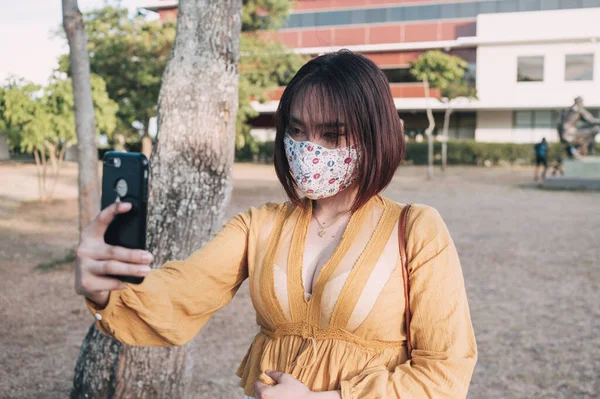 Una Mujer Asiática Una Máscara Facial Toma Una Selfie Campo — Foto de Stock