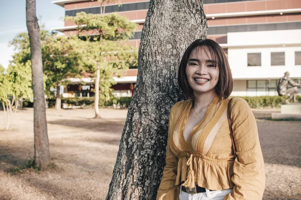 Una Filipina Bonita Moda Una Cálida Sonrisa Mientras Apoya Árbol — Foto de Stock