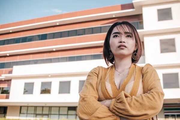 Una Mujer Filipina Seria Profesional Frente Edificio Oficinas Donde Trabaja — Foto de Stock