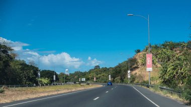 Muntinlupa, Metro Manila, Filipinler - Mayıs 2021 - MCX (MuntinlupaCavite Otoyolu) boyunca sürüş, erişim kontrollü otoyol.