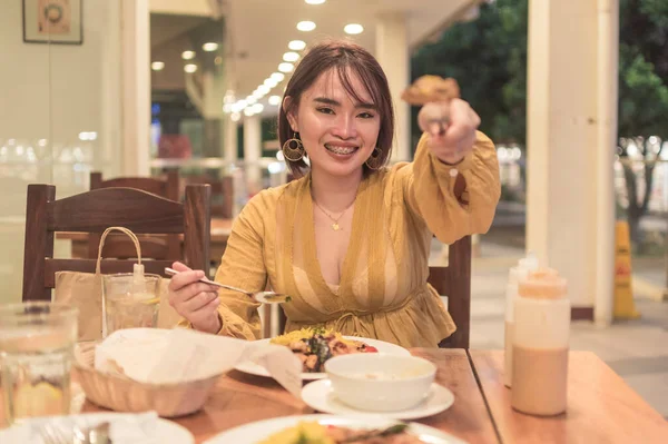 Una Atractiva Mujer Filipina Ofrece Pedazo Pollo Cita Restaurante Aire — Foto de Stock